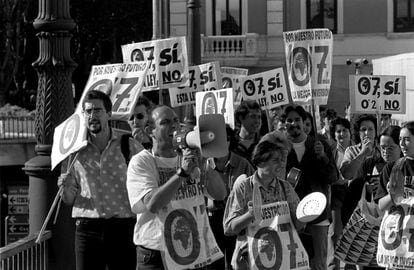 Manifestación con 'cacerolada' incluida, de la Plataforma 0,7 %, en 1998.