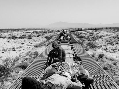 Solicitantes de asilo, principalmente de Venezuela, se sientan en lo alto de un tren de carga que se dirige a la ciudad fronteriza de Ciudad Juárez, en el norte de México, el 4 de abril de 2023.