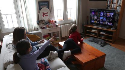 Una familia utiliza una plataforma de pago de televisión en Madrid.