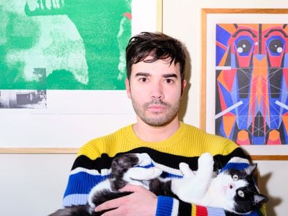 Guillermo Alonso, autor de 'Muestras privadas de afecto', posa con su gata Paquita.