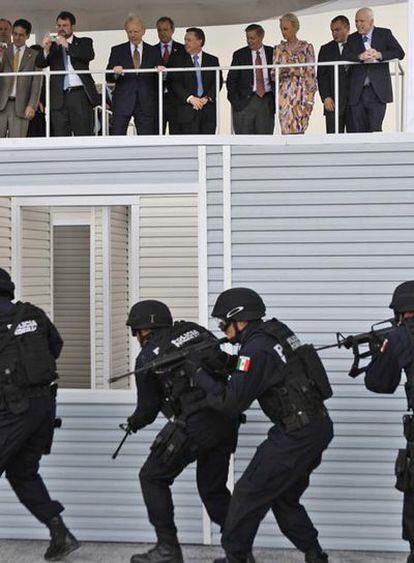 McCain (arriba a la derecha), en un centro policial en México.