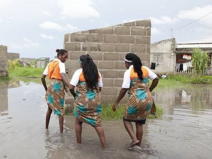Tres mujeres de la asociación Kuplumussana (de izquierda a derecha: Isabel Aleixo Domingo, Maria Jaimo Wachene, Isabel Mendez) durante una expedición al barrio Macurungo de Beira, en Mozambique.