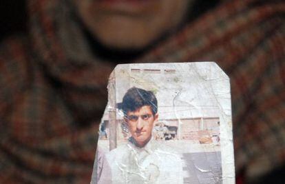 Una parienta de Shafqat Hussain muestra una foto con el rostro del condenado, el 12 de marzo de 2015.