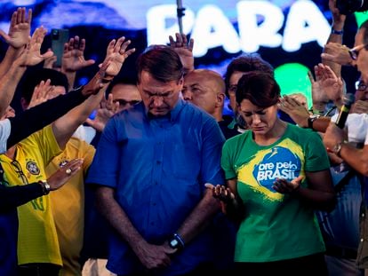 El presidente de Brasil, Jair Bolsonaro, y la primera dama Michelle Bolsonaro, participan en una oración durante el evento anual Marcha por Jesús en Río de Janeiro, Brasil, el 13 de agosto de 2022.