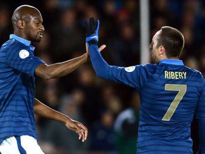 Ribery felicita a Diaby tras el gol. 