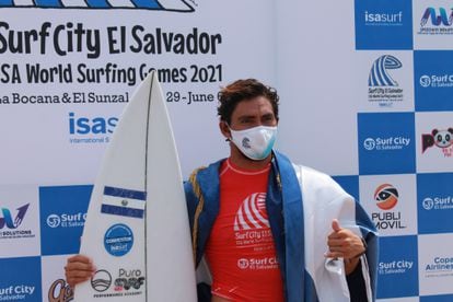 Bryan Pérez, ícono del surf en El Salvador, después de una de las rondas eliminatorias en los ISA Surf City World Surfing Games.