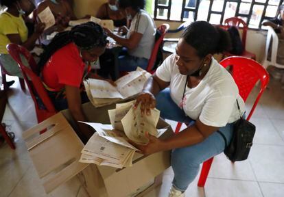 Una mujer cuenta votos en un puesto de votación durante las elecciones legislativas en Chocó, Colombia. El pasado 13 de marzo.