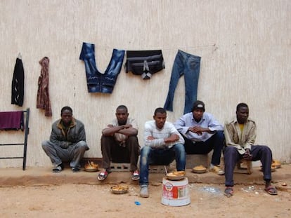 Varios inmigrantes posan en un centro de detenci&oacute;n temporal en Tr&iacute;poli.