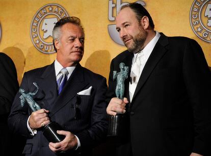 Tony Sirico y James Gandolfini, con el premio del Sindicato de Actores a mejor reparto ganado por 'Los Soprano' en 2008. 