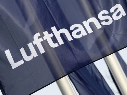 Bandera con el logo de Lufthansa. 