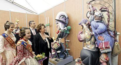 La alcaldesa de Valencia, Rita Barber&aacute;, con las falleras mayores de Valencia durante su visita a la Exposici&oacute;n del Ninot.