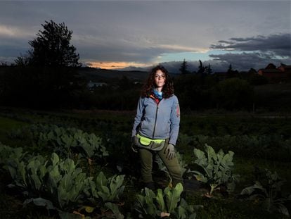 Chiara Sansone, trabajadora de la hacienda agrícola Ca' de Cesari, en una de las zonas de cultivos al amanecer.