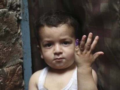 Un niño paquistaní muestra una marca en su dedo tras ser vacunado contra la polio. Pese a los esfuerzos de inmunización, se han registrado nuevos casos de esta enfermedad en el país.