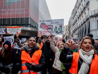 Cientos de personas marchan en una manifestación por las afecciones de las obras de la línea 7B de Metro, de la Plaza del Callao hasta la Puerta del Sol, a 8 de enero de 2023.