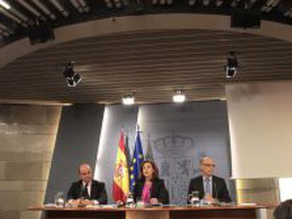 Luis de Guindos, Soraya S&aacute;enz de Santamar&iacute;a y Crist&oacute;bal Montoro, en la rueda de prensa posterior al Consejo de Ministros.