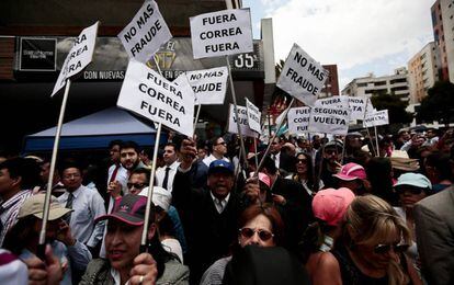 Decenas de ecuatorianos protestan frente al Consejo Nacional Electoral.
