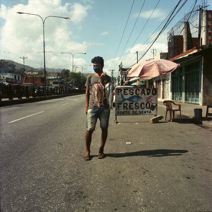 Ángel vende pescados en la carretera de Puerto Cabello. Es uno de los puertos más importantes del país y era un área comercial activa antes de la pandemia.

