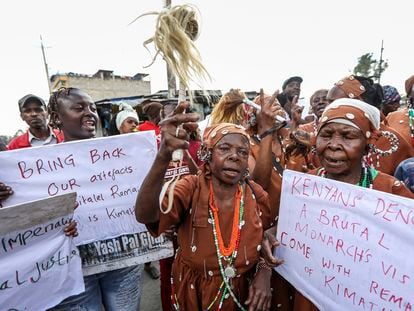 Veteranos de la guerra de los Mau Mau exigen reparaciones por el colonialismo británico, un día antes de la visita del rey Carlos III a Kenia, en una protesta en Nairobi.
