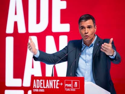 El Presidente del Gobierno, Pedro Sánchez, interviene en la presentación del programa electoral del PSOE para las elecciones generales en Madrid este viernes.