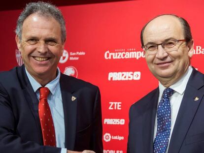 Caparrós y Castro se dan la mano en la presentación del técnico.