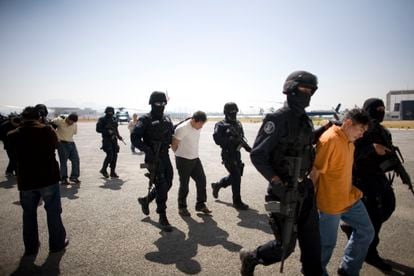 Integrantes de Los Zetas son escoltados por policías federales en Ciudad de México, en marzo de 2009.