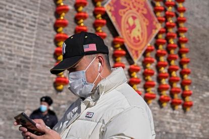 Un hombre con una gorra con una bandera estadounidense, en Pekín el 27 de enero.