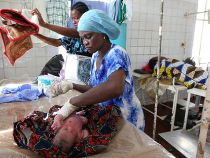 Una enfermera limpia a un reci&eacute;n nacido en la maternidad de un hospital de Sierra Leona.