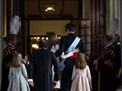 La reina Letizia abraza su marido el rey Felipe VI, seguidos por el presidente del Gobierno, Mariano Rajoy, y la infanta Sofia (i, azul) y la princesa de Asturias, Leonor (d, rosa), entran por la puerta de los Leones del Palacio de las Cortes, la solemne proclamación del rey Felipe VI ante las Cortes Generales en el Congreso de los Diputados, el 19 de junio de 2014.