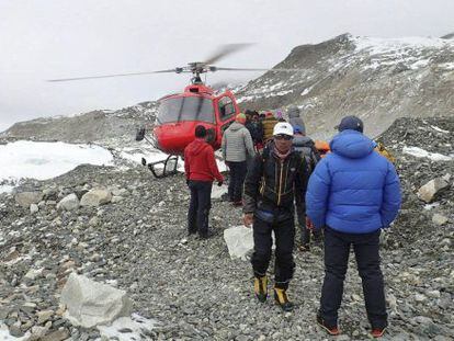 Evacuación de varios alpinistas en campo base del Everest.