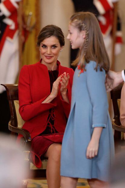 La reina Letizia observa a la princesa Leonor después de que el Felipe VI le haya impuesto el Collar del Toisón de Oro.