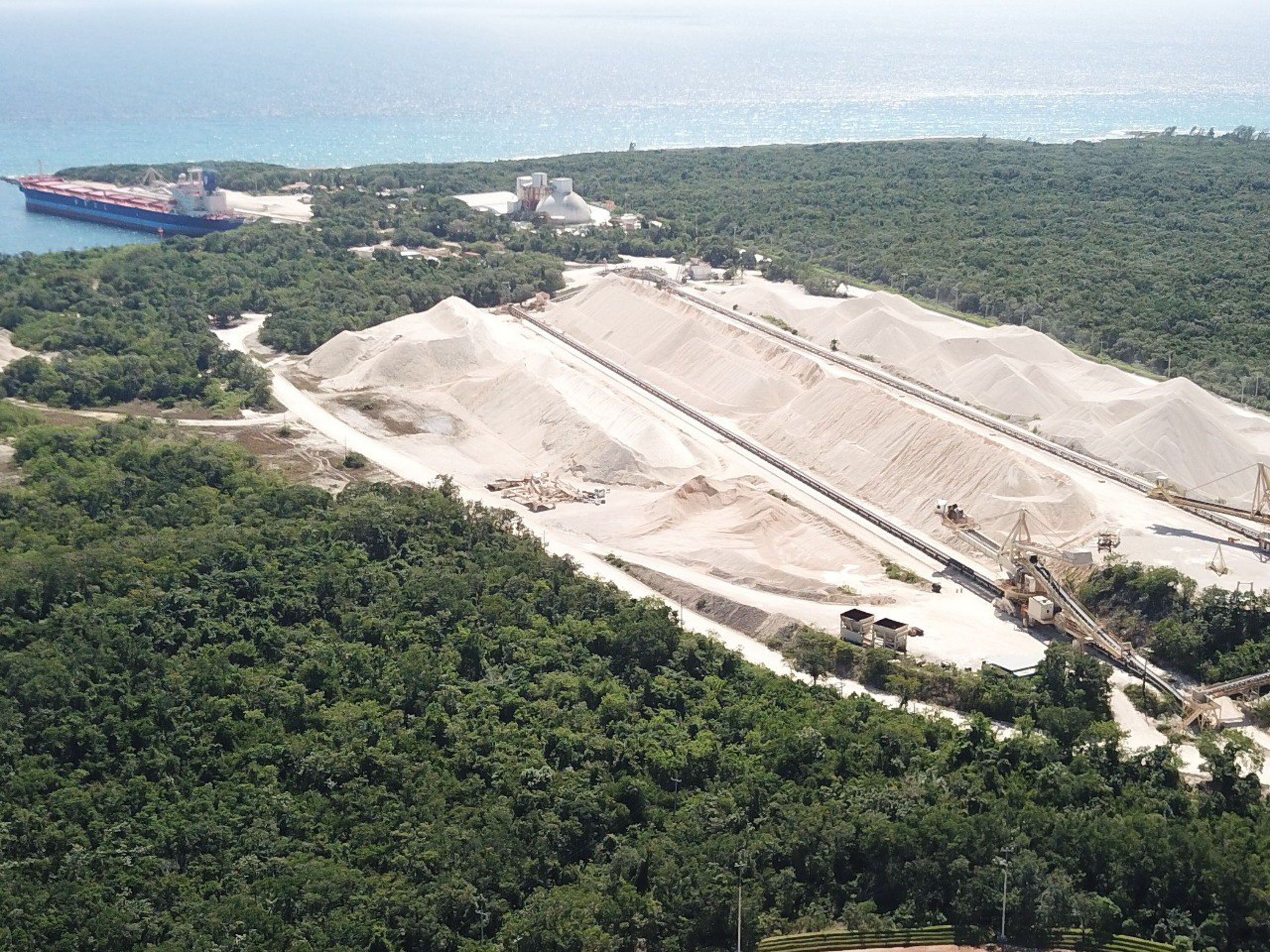 La mina de la que la empresa estadounidense Vulcan extrae material rocoso en Playa del Carmen.