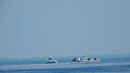 Una imagen cedida por los la Guardia Costera de Filipinas muestra embarcaciones de los guardacostas chinos patrullando junto a una barrera flotante cerca del arrecife de Scarborough, una zona en disputa del mar del sur de China, el pasado 20 de septiembre.