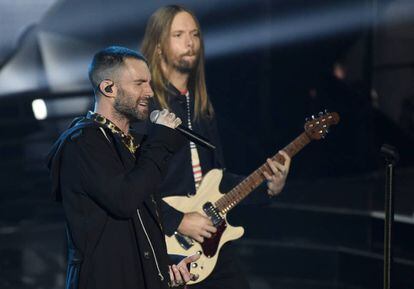 Los integrantes de Maroon 5 Adam Levine y James Valentine, durante un concierto en marzo de 2018.