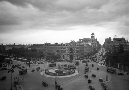 Vista de la circulación en la plaza de Cibeles, en una imagen de julio de 1940. / MIGUEL CORTÉS (EFE)