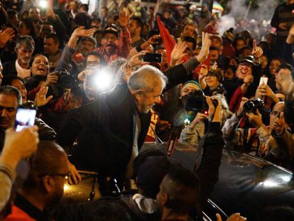 Lula saluda a sus votantes en Sao Paulo.