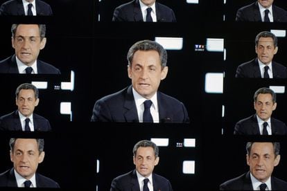 La imagen de Sarkozy se proyecta en el puesto de control de la televisión TF1.