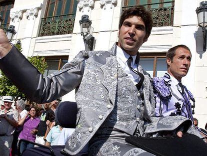 Cayetano Rivera saluda a los aficionados a la entrada de la plaza de toros de Ronda, donde se celebra la corrida goyesca.