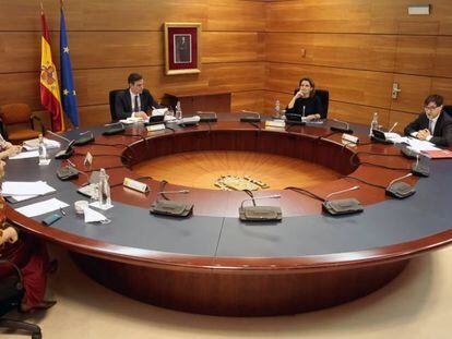 El presidente del Gobierno, Pedro Sánchez durante la reunión del Consejo de Ministros extraordinario en el Palacio de La Moncloa, en Madrid (España)