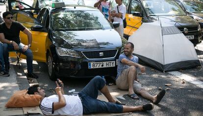 Taxistes acampats a la Gran Via, aquest diumenge.