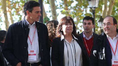 El secretario general del PSOE, Pedro S&aacute;nchez, y la presidenta, Cristina Narbona, junto a Miquel Iceta, camino a la reuni&oacute;n del Comit&eacute; Federal del partido. 