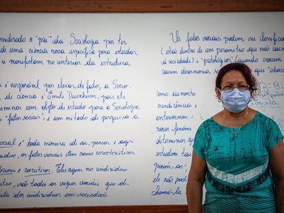Las mujeres están en primera línea de la batalla contra la covid-19. En la imagen, una maestra brasileña durante la pandemia.