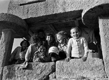 Niños fotografiados por Blanco Amor en los años 60 jugando bajo un hórreo de Louro, en el municipio coruñés de Muros.