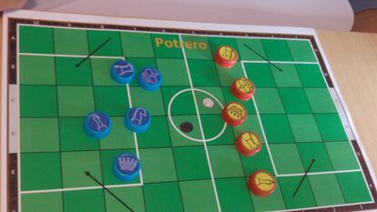 El 'Potrero', juego que mezcla el ajedrez y el fútbol, creado por Héctor Canteros.