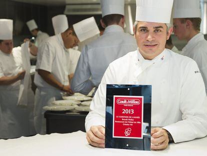 El chef suizo Ben&icirc;t Violier posa con el certificado de mejor restaurant de la gu&iacute;a Gault Millau de 2013.