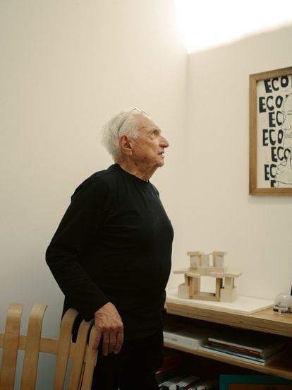 Frank Gehry en su estudio, apoyada en su silla Cross Check (editada por Knoll).