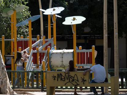 Varios niños juegan en un parque infantil de la Alameda de Hércules, en Sevilla.