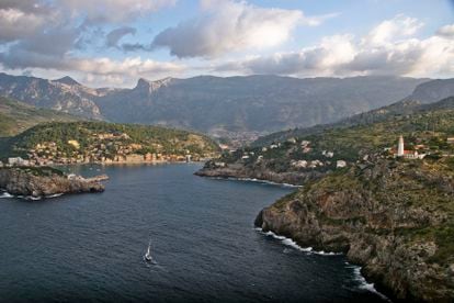 Vista aérea de las costas del Puerto de Sóller en Mallorca (Islas Baleares).