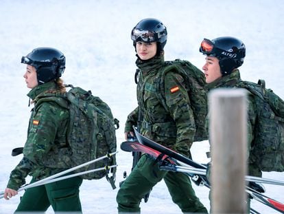 La princesa Leonor, en las pistas de Astún durante su instrucción militar en el Pirineo aragonés con sus compañeros de la Academia General Militar de Zaragoza, esta mañana.