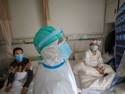 Un doctor con dos pacientes en Wuhan, el epicentro del coronavirus. En vídeo, la OMS eleva de "alta" a "muy alta" la amenaza por coronavirus.