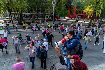 Seguidores del presidente Andrés Manuel López Obrador gritan consignas al paso de la marcha en defensa del INE de sobre el Paseo de la Reforma el día 13 de noviembre de 2022.